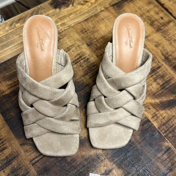 Universal thread sandals mule heels 5-1/2 taupe brown cuss cross 2-1/2 heel nwot - Picture 2 of 5